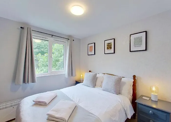 34 Strawberry Hill, Tolroy Manor
